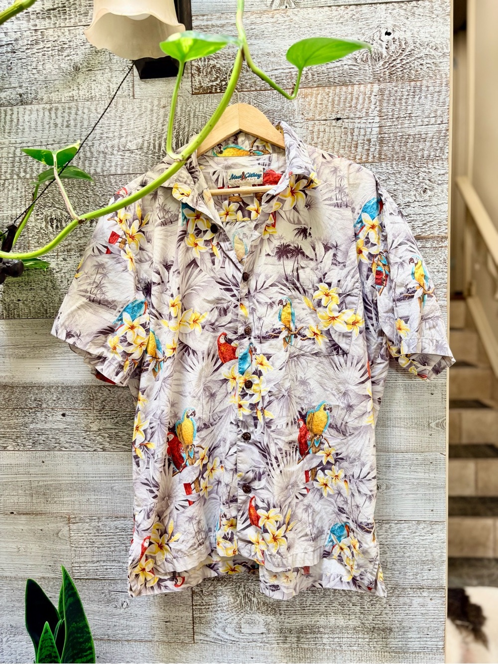 Maui Clothing Company | Hawaiian Tropical Parrot Print Short-Sleeve Shirt - L